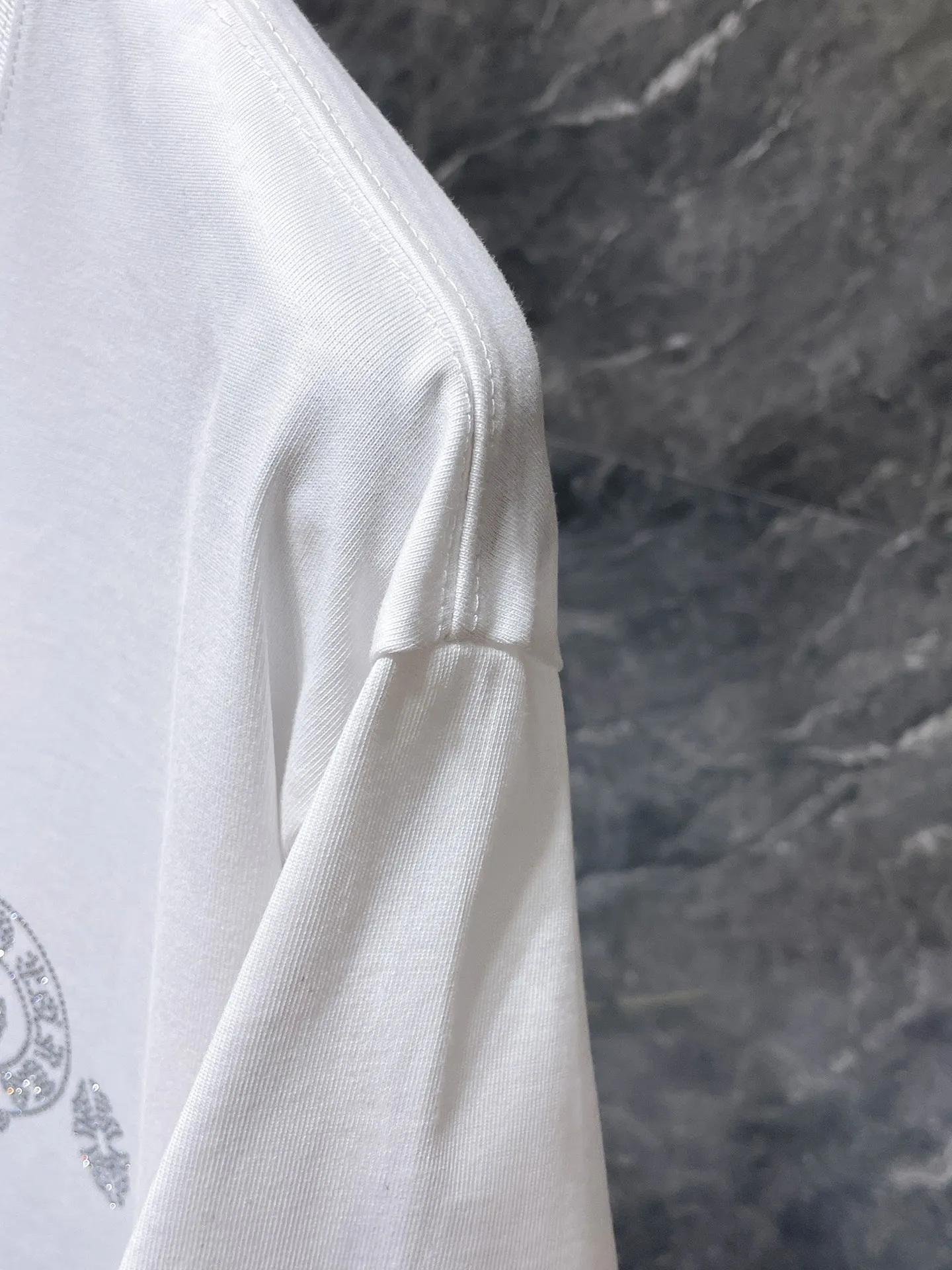P166 New Chrome Hearts 25ss for summer. High-weight, environmentally friendly and high-quality top-grade fabric. 260g~270g. Heavy-duty hot-drilled horseshoes and Sanskrit letters cross short sleeves. Counter synchronization. 1:1 replica version. Recommended colors: black, white, gray. Size: S, M, L, XL.
